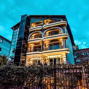 Broadway 4* Тирана